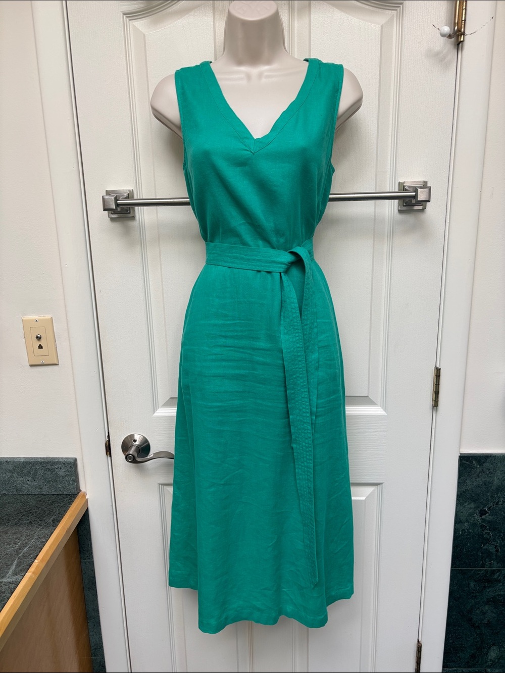 Nicole Miller vibrant green 100 % linen sleeveless midi dress 👗